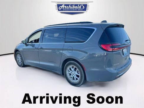 Used 2022 Chrysler Pacifica Touring-L FWD image 3