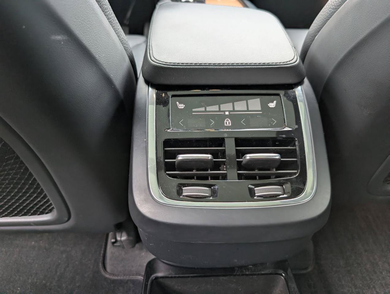 Used 2023 Volvo XC90 B6 Plus w/ Protection Package Premier AWD/4WD image 12