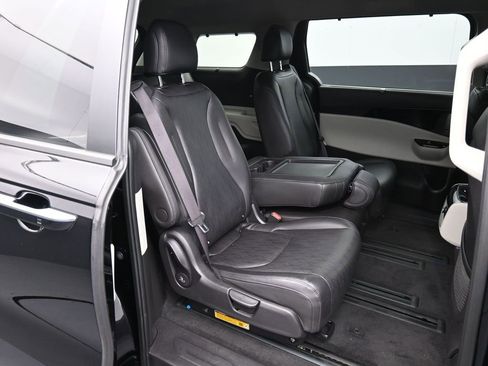 Used 2023 Kia Carnival EX image 25