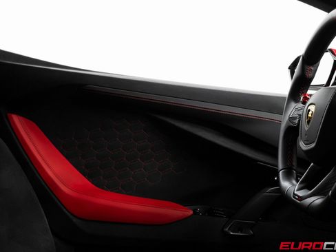 Used 2025 Lamborghini Revuelto image 29