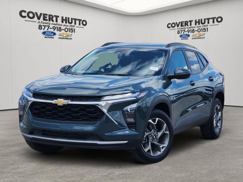 Used 2025 Chevrolet Trax LT FWD image 1