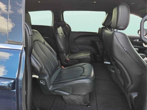 Used 2025 Chrysler Pacifica Select FWD image 18