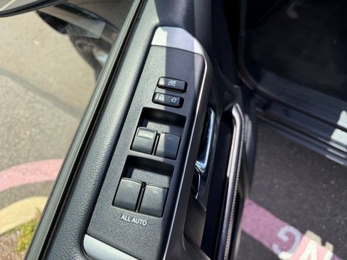 Used 2016 Toyota 4Runner SR5 AWD/4WD image 12