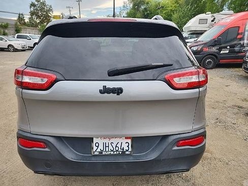 Used 2017 Jeep Cherokee Sport image 4