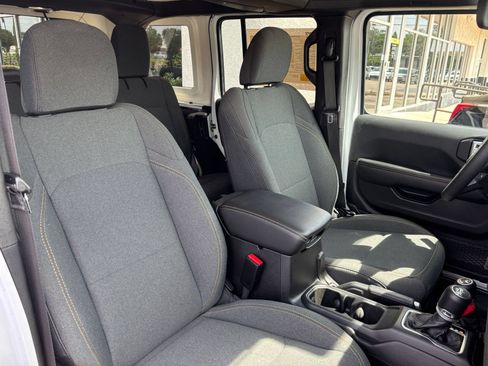 Used 2025 Jeep Wrangler Unlimited Sahara AWD/4WD image 36