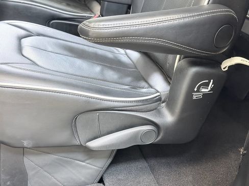 Used 2025 Chrysler Pacifica Limited FWD image 17