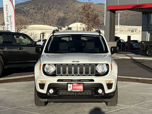 Used 2023 Jeep Renegade Latitude w/ Premium Group image 3