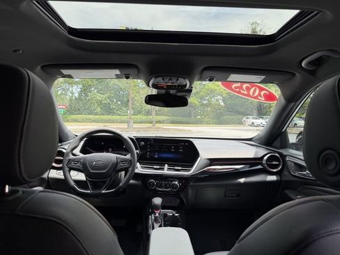 Used 2025 Chevrolet Trax RS w/ Sunroof Package FWD image 38