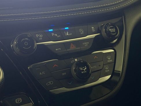 Used 2023 Chrysler Pacifica Touring-L w/ S Appearance Package FWD image 19