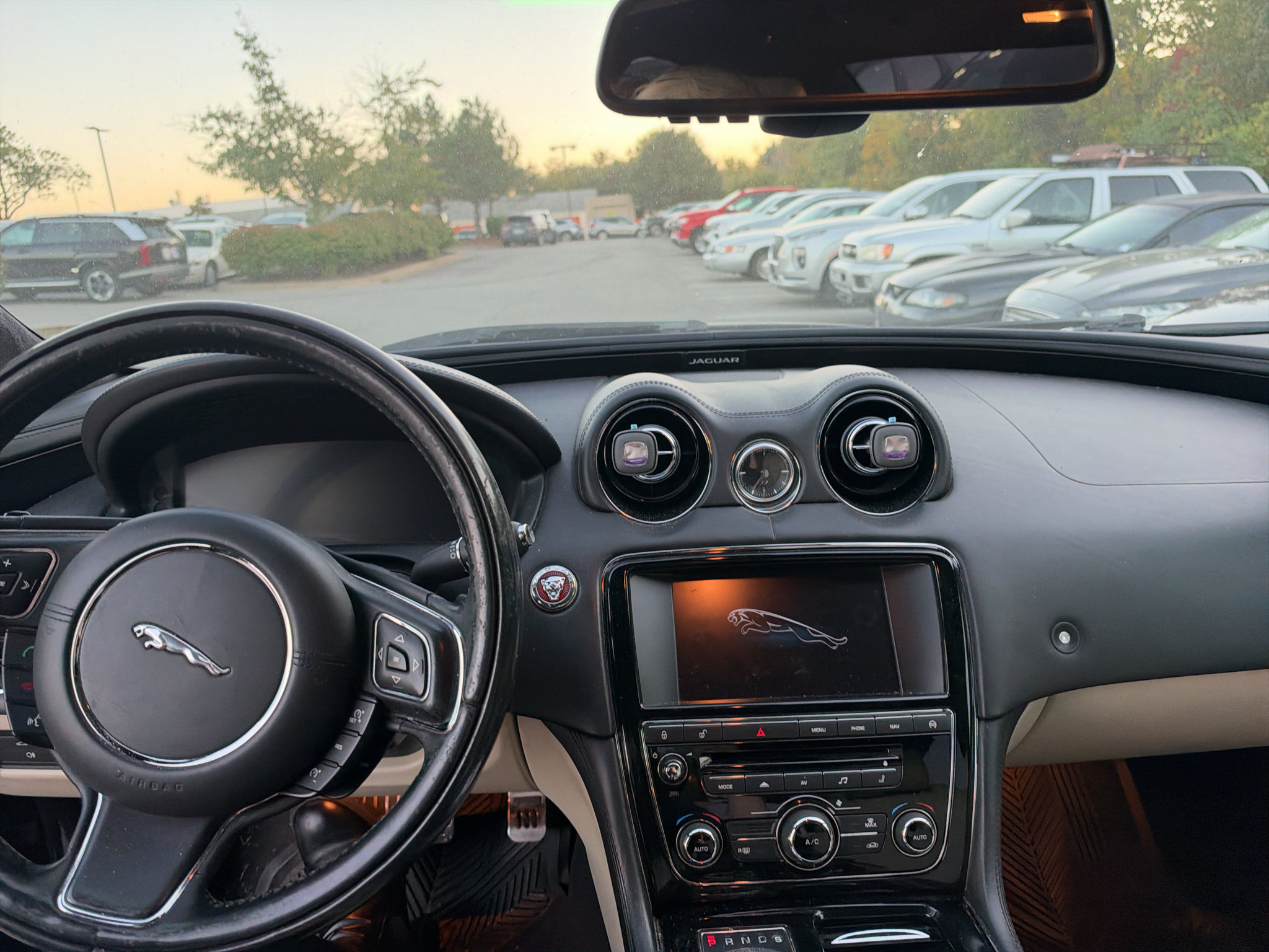 Used 2015 Jaguar XJ RWD image 9
