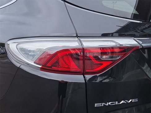 Used 2024 Buick Enclave Essence image 12