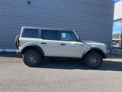 New 2025 Ford Bronco Badlands image 2