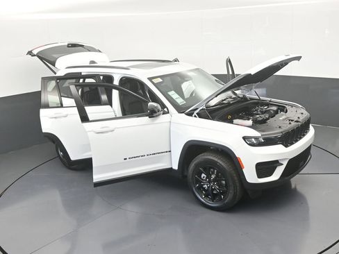 Used 2025 Jeep Grand Cherokee Altitude RWD image 62