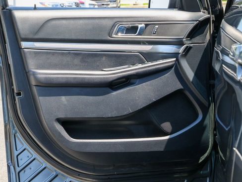 Used 2018 Ford Explorer XLT w/ Equipment Group 202A AWD/4WD image 20