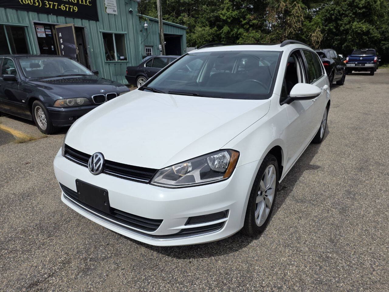 Used 2017 Volkswagen Golf SE FWD image 4