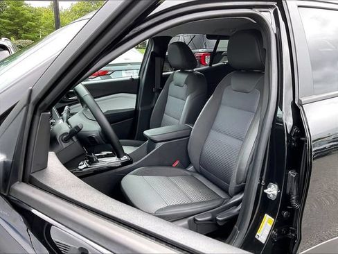 Used 2025 Chevrolet Trax LT w/ Sunroof Package FWD image 6