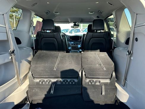Used 2024 Chrysler Pacifica Touring-L image 34