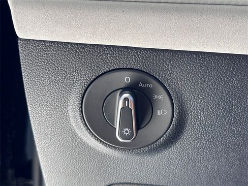 New 2026 Volkswagen Taos SE image 16