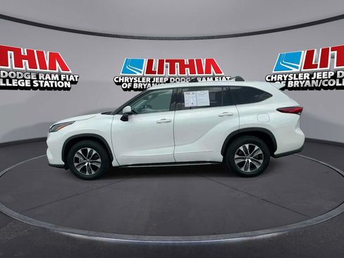 Used 2021 Toyota Highlander XLE FWD image 5