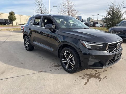 Certified 2025 Volvo XC40 B5 Core image 3