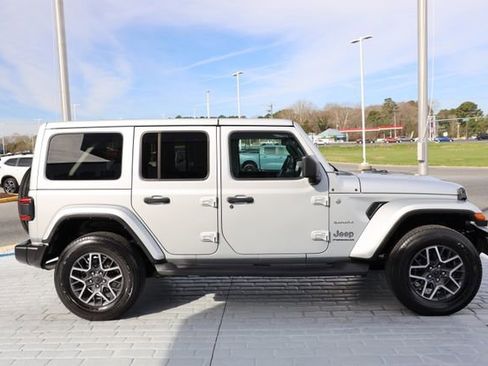 Used 2024 Jeep Wrangler Sahara image 6