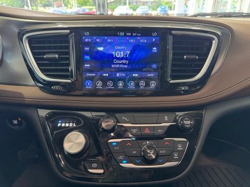 Used 2017 Chrysler Pacifica Limited w/ Tire & Wheel Group FWD image 25