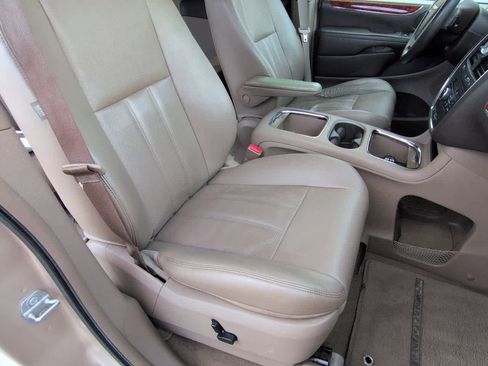Used 2014 Chrysler Town & Country Touring-L w/ Driver Convenience Group image 22