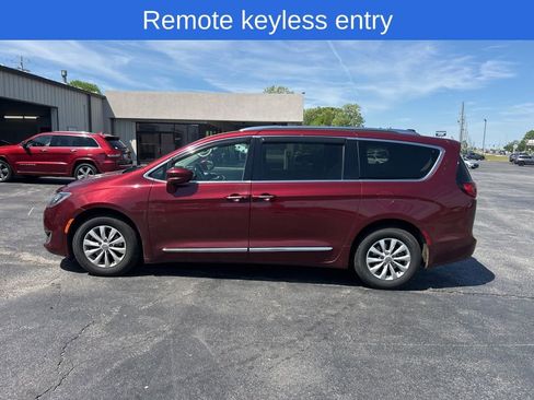 Used 2019 Chrysler Pacifica Touring-L FWD image 6