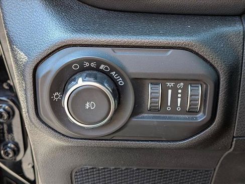 Used 2018 Jeep Wrangler Unlimited Sahara AWD/4WD image 17