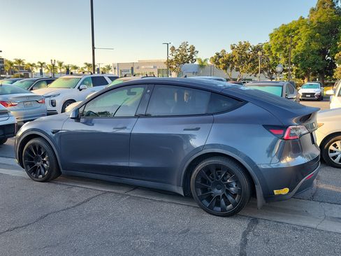 Used 2021 Tesla Model Y 2WD image 3