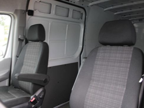 Used 2015 Mercedes-Benz Sprinter 2500 image 17