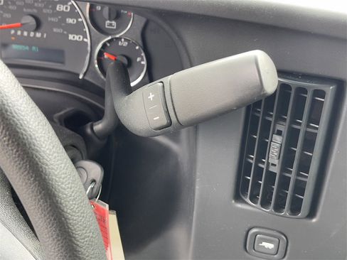 Used 2010 Chevrolet Express 2500 image 24