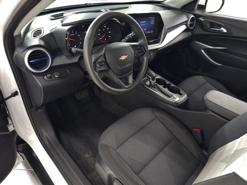 Used 2024 Chevrolet Trax LS w/ LS Convenience Package FWD image 16