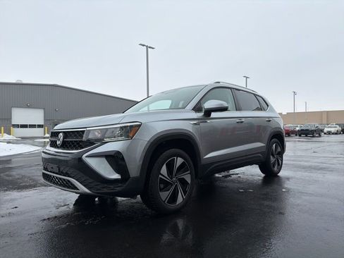 Used 2024 Volkswagen Taos SE image 3