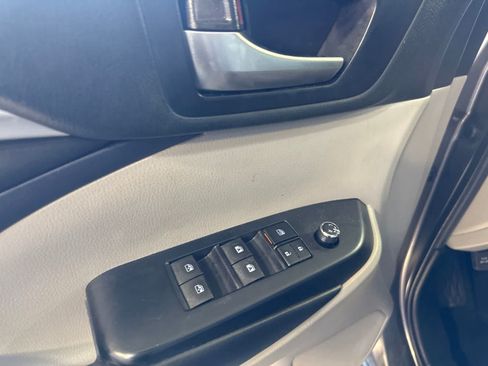 Used 2019 Toyota Highlander XLE FWD image 19