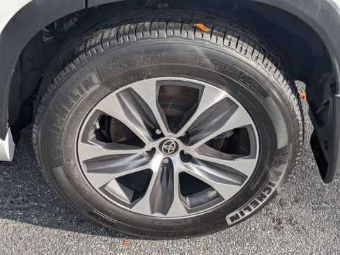 Used 2023 Toyota Highlander XLE image 25