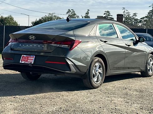 Used 2025 Hyundai Elantra SE image 3