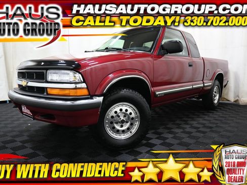 Used 2000 Chevrolet S10 Pickup LS w/ Preferred Equipment Group image 1