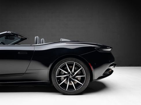 Used 2019 Aston Martin DB11 Volante RWD image 22