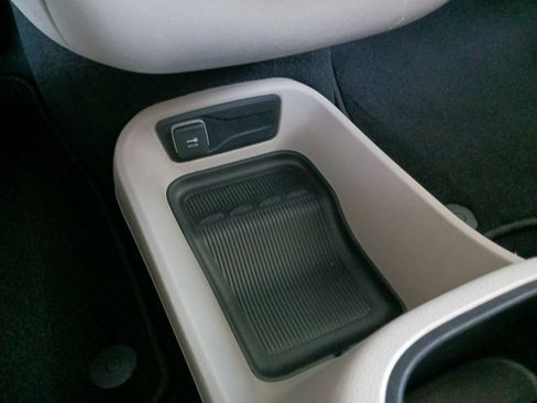 Used 2022 Chrysler Pacifica Touring-L w/ Uconnect Theater Family Group FWD image 26