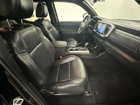 Used 2022 Toyota Tacoma Limited AWD/4WD image 28