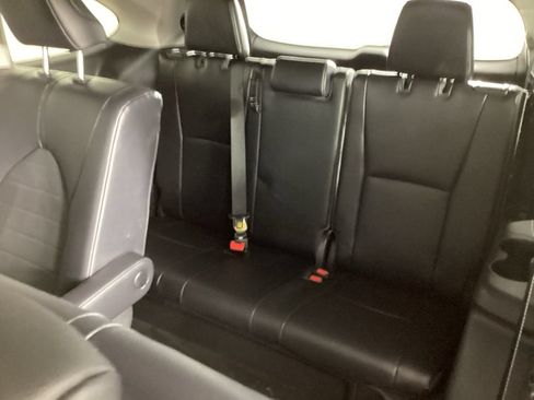Used 2022 Toyota Highlander XLE AWD/4WD image 34