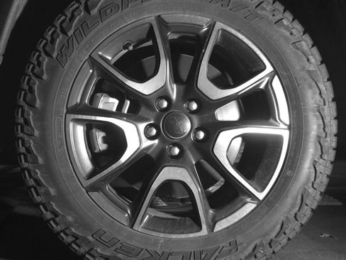Used 2025 Jeep Compass Trailhawk AWD/4WD image 13