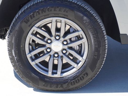 Used 2025 Chevrolet Colorado LT w/ LT Convenience Package image 4