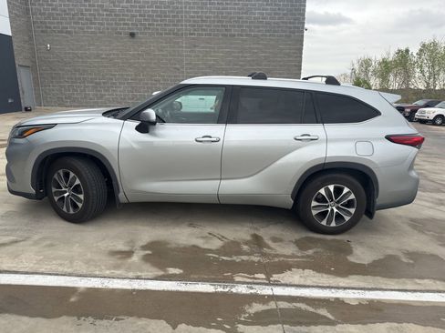 Used 2021 Toyota Highlander XLE image 8