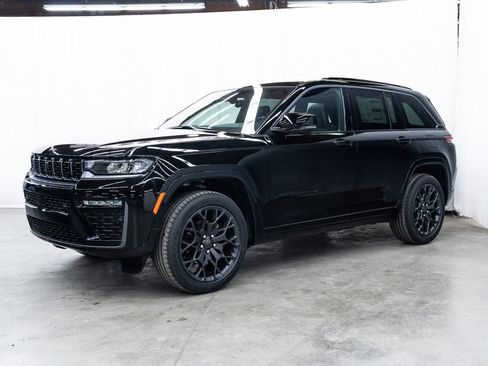 New 2026 Jeep Grand Cherokee Summit image 3