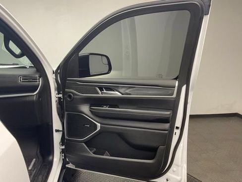 Used 2023 Jeep Wagoneer L 4WD w/ Premium Group I image 26