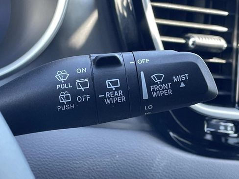 Used 2025 Chrysler Pacifica Select FWD image 24