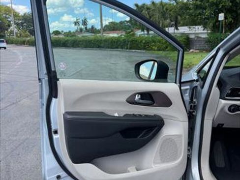 Used 2023 Chrysler Voyager LX FWD image 21