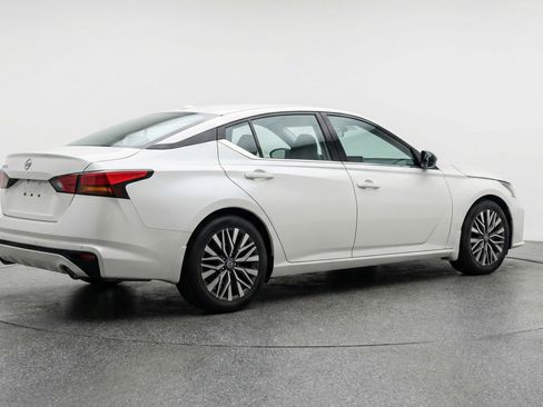 Used 2025 Nissan Altima 2.5 SV FWD image 9
